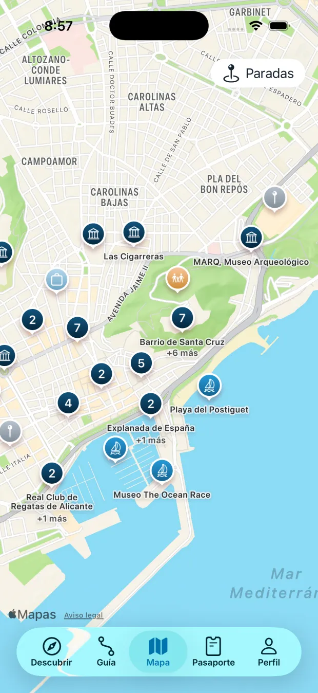 Mapa de Alicante con los lugares agrupados en clústeres numerados, museos, playas y negocios señalados.